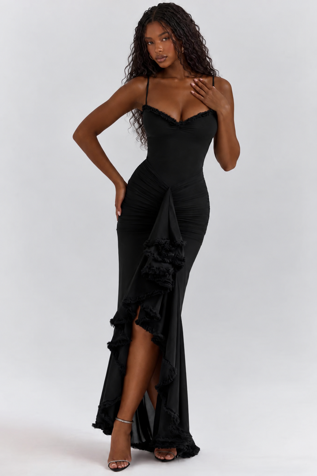 Retrato de moda en vestido negro rizado
